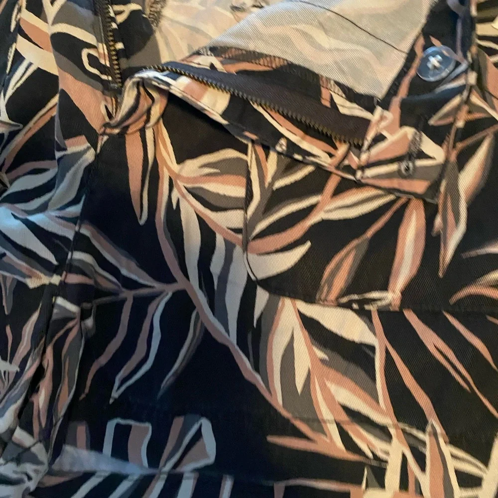 Nicole Miller New York Leaf Print Pants - Picture 13 of 14